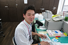 チーフ谷岡伸一